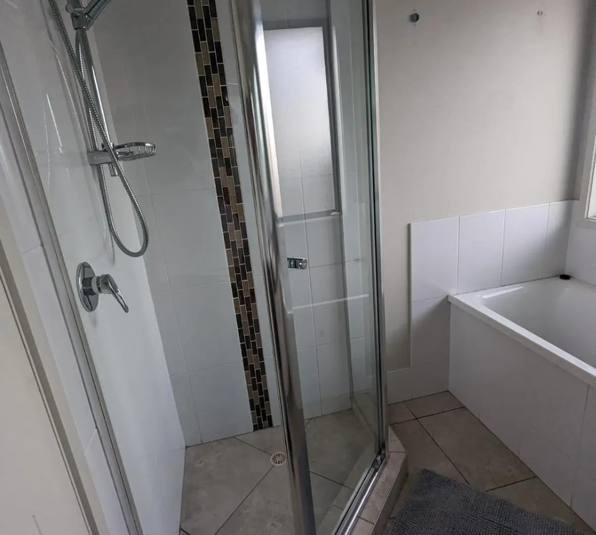 Spacious Entire 4Bedroom House In Gladstone 1 To 8 People Can Stay